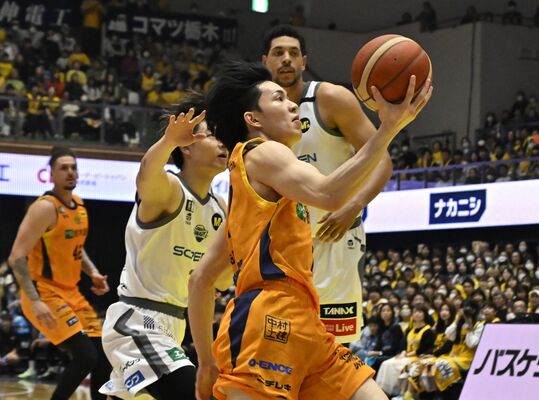 後半戦で出場機会を増やし攻撃に変化を加えたブレックスの小川（手前）＝２０２５年４月13日の京都戦から、ブレックスアリーナ宇都宮