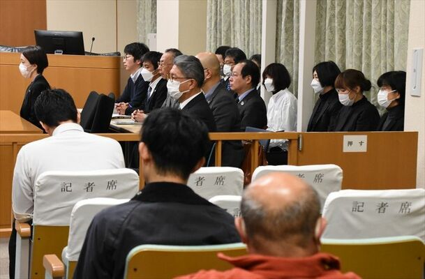 検察官の後ろ側に座る那須雪崩事故の遺族ら。公判で意見陳述が行われた＝19日午後、宇都宮市小幡１丁目（代表撮影）