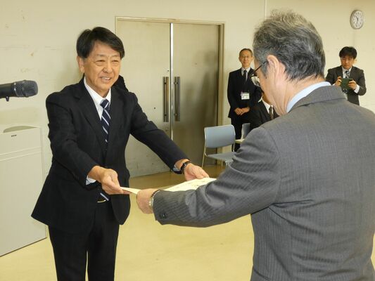 市役所で行われた当選証書付与式