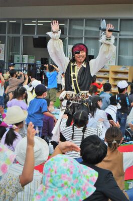 ミナテラスとちぎで行われた「歌う海賊団ッ！」のスペシャルライブ＝８日午後、宇都宮市インターパーク６丁目