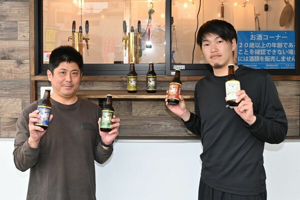 体操大会会場で、クラフトビールを販売する安里さん（左）と飯田さん