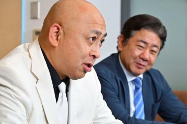 インタビューに応える錦鯉の長谷川雅紀