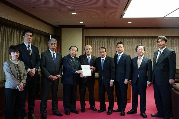 小泉法相（左から５人目）に提言書を提出した自民党議員ら＝20日午前、法務省