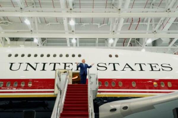 新たな米大統領専用機として改修した機体を披露するトランプ大統領=19日、ワシントン郊外(ロイター=共同)
