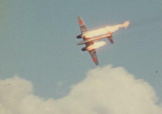 　１９４５年３月１８日、エンジンから火を噴きながら米空母に突入を試みる特攻機＝九州南東沖（豊の国宇佐市塾提供）