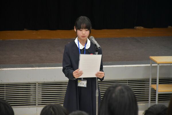 ざぶん大賞の作文を発表する松谷さん＝27日午後、宇都宮市西川田町