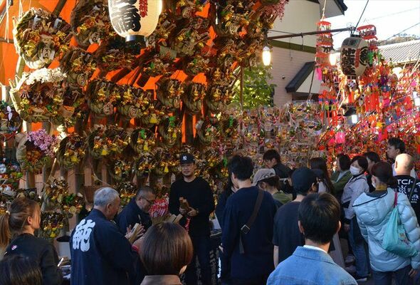 恵比寿講で参道に並ぶ縁起物の露店