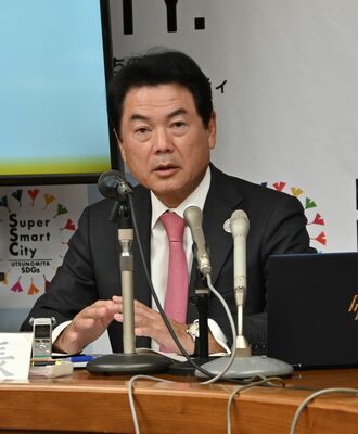 記者会見する佐藤市長