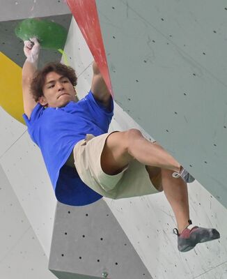 スポーツクライミング成年男子ボルダリング決勝　３位となった本県選抜の楢崎智＝壬生町総合運動場特設会場