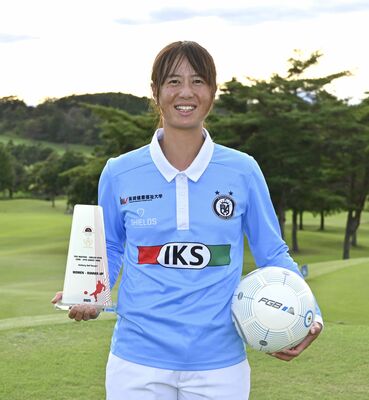 世界２位のトロフィーと愛用のボールを手にする阿久津さん