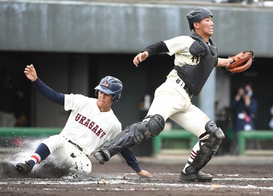 ６回、野選で８点目を失う作新。右は渡辺＝山日ＹＢＳ球場
