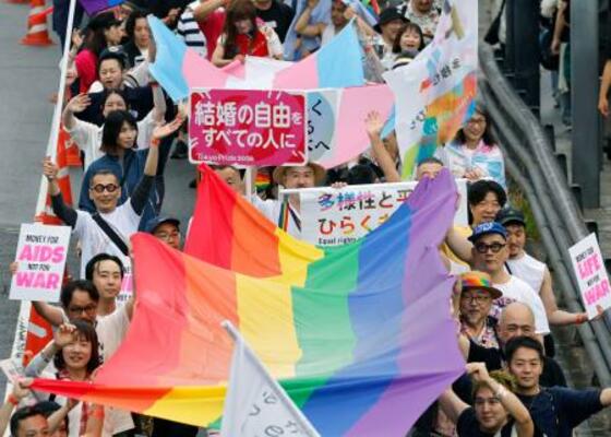 「Tokyo Pride 2026」で、パレードする人たち=7日午後、東京都渋谷区