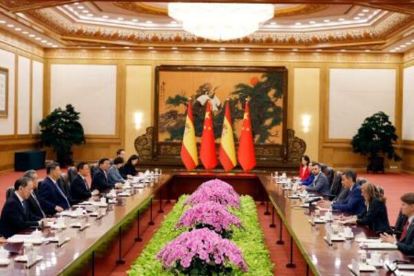 会談する中国の習近平国家主席(左から3人目)とスペインのサンチェス首相(右から3人目)=14日、北京の人民大会堂(共同)