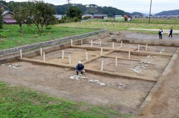 飛鳥宮跡の「正殿」=5日午前、奈良県明日香村