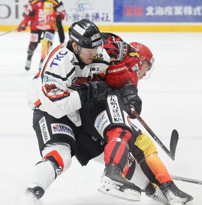 バックスのＦＷ伊藤（左）が相手と競り合う＝北海道苫小牧市（ＲＥ北海道提供）