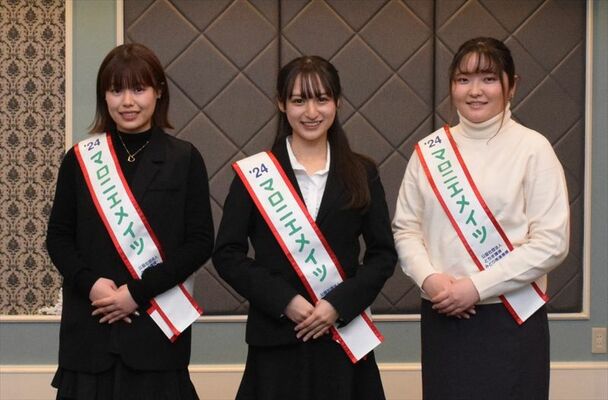 新たなマロニエメイツに選ばれた（右から）井上さん、中原さん、横田さん＝25日午後、宇都宮市内