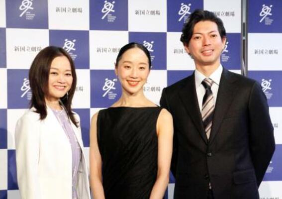 　舞踊芸術監督の吉田都（左）と写真に納まる米沢唯（中央）、井沢駿＝東京都渋谷区の新国立劇場