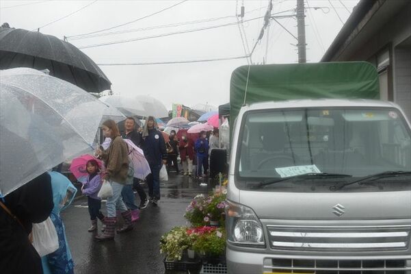 雨の中でも大勢の客でにぎわった坂西軽トラ市