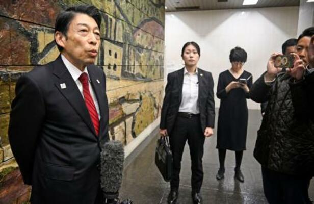 　記者団の取材に応じる福岡県の服部誠太郎知事＝２５日午前、福岡県庁