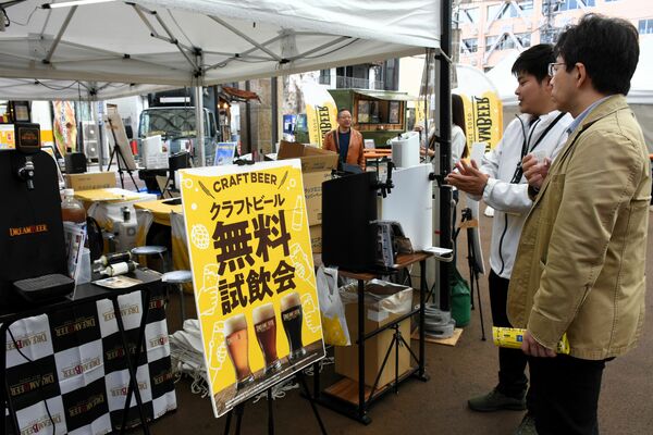 「クラフトビール総選挙　ｉｎ宇都宮」が行われたオリオンスクエア＝４月６日、宇都宮市