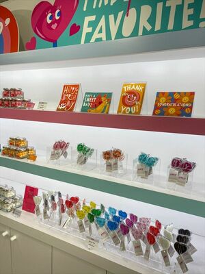 ポップな「ＡＭＥＲ’」店内とカラフルな商品群＝東京都渋谷区