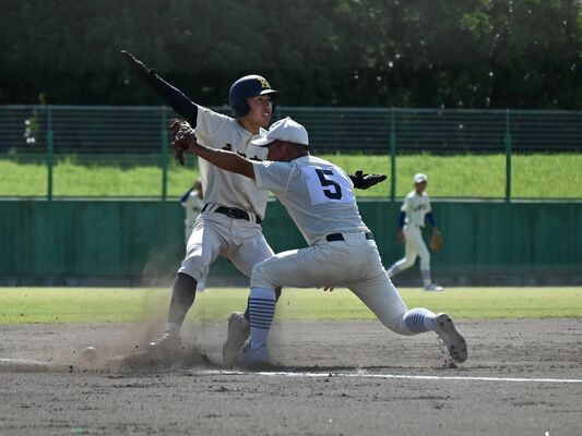 ２回、鹿沼の日高が先制の２点適時三塁打を放つ＝とちぎ木の花スタジアム