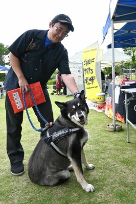 愛犬と共に防災を学ぶ参加者=24日午後、県庁前広場