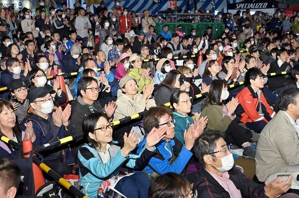 各国の選手たちに惜しみない拍手を送るファンたち＝宇都宮市江野町
