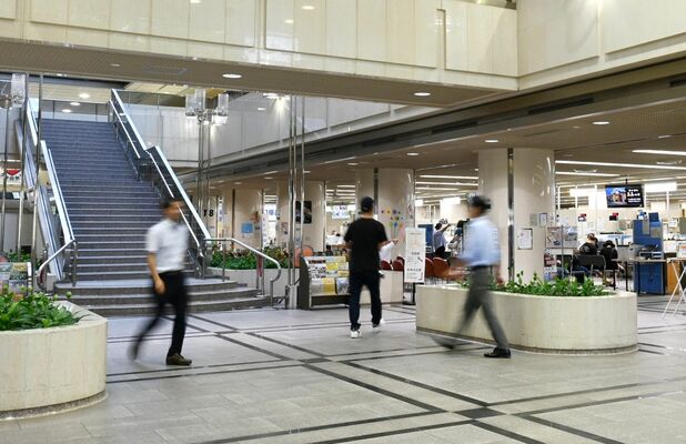 期日前投票所が開設されるため、開催予定の音楽イベントが延期となった宇都宮市役所１階市民ホール＝２日午後