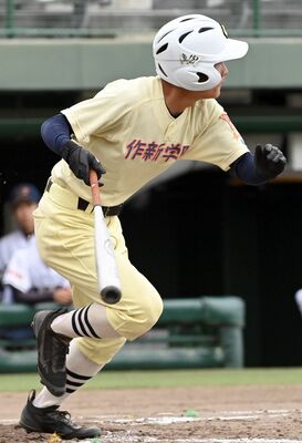 高校野球軟式の部準決勝　３回、作新の吉田が左前適時打を放つ