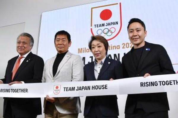 　交流拠点となる「ジャパンハウス」の内覧会でポーズをとるＪＯＣの橋本聖子会長（中央右）ら＝５日、イタリア・ミラノ（共同）