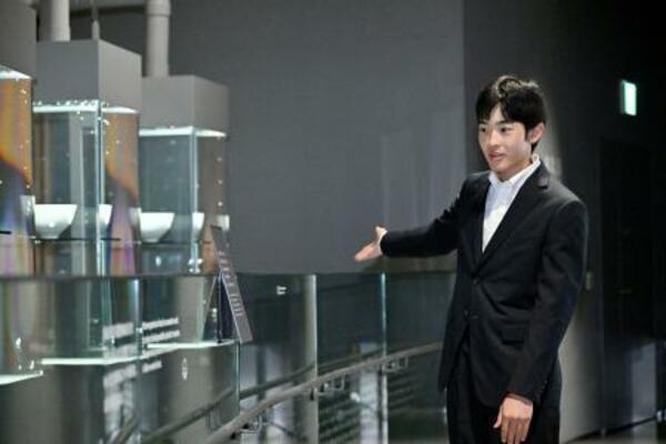 　大阪・関西万博の日本館を視察される悠仁さま＝２４日午後、大阪市此花区の夢洲（代表撮影）
