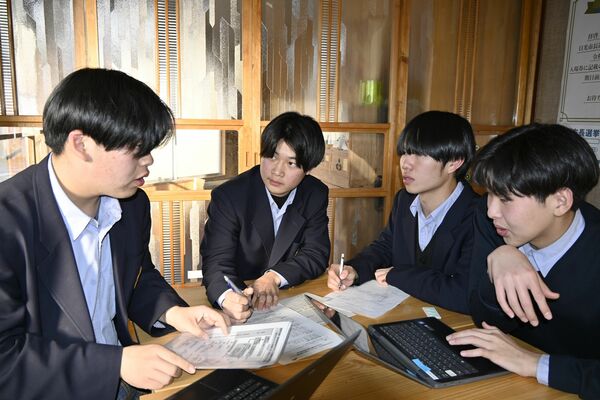 イベントに向けて話し合いを進める「ＧＯＳ」のメンバーら