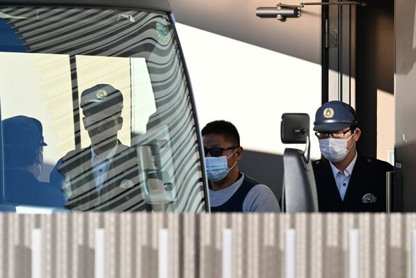 送検される暴力団幹部の男（右から２人目）＝14日午前８時20分、鹿沼署