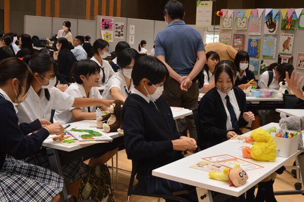 宇都宮市私立保育園協会のブースで手作りおもちゃを制作する生徒たち