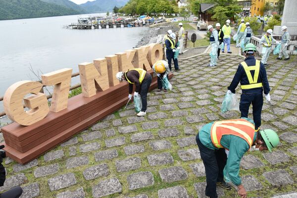 中禅寺湖畔でごみ拾いする参加者