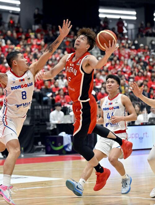 第3クオーター5分、日本代表の比江島(中央)がシュートを放つ=日環アリーナ栃木、磯真奈美撮影