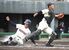 ６回、野選で８点目を失う作新。右は渡辺＝山日ＹＢＳ球場