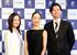 　舞踊芸術監督の吉田都（左）と写真に納まる米沢唯（中央）、井沢駿＝東京都渋谷区の新国立劇場