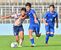 後半15分、佐野日大のＦＷ中埜（左）が突破を図る＝県グリーンスタジアム