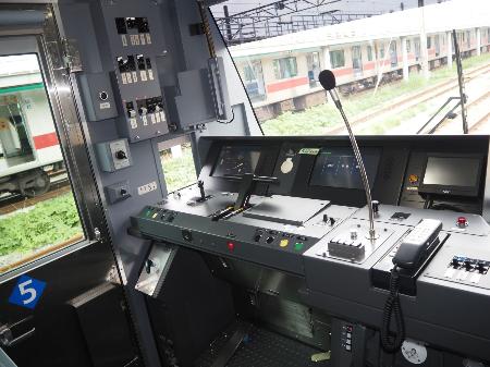 　東急電鉄６０２０系の５両編成の運転席＝２５年６月２０日、横浜市緑区