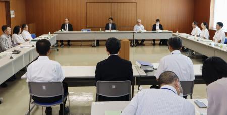　秋田市で開かれた秋田地方最低賃金審議会＝８月