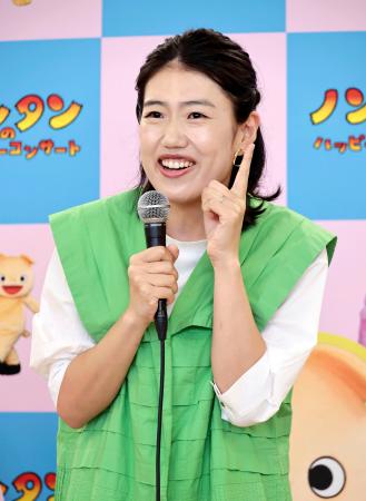 記者会見に登場した横沢夏子=東京都新宿区
