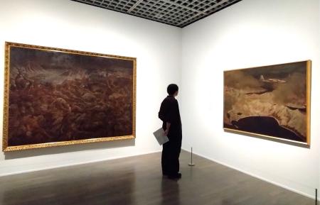 　藤田嗣治「アッツ島玉砕」（左、１９４３年、東京国立近代美術館蔵、無期限貸与）
