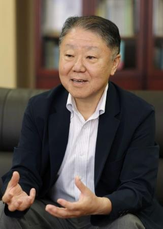　インタビューに答える元法務省矯正局長の大橋哲さん