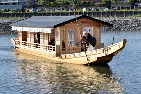 千P⑫夕日にボートと鳥　ジグソーパズル　金属額　長良川の鵜飼？夕暮れに飛ぶ鵜かね 水戸岡鋭治さんデザインの高級船 「長良川鵜飼」、夏にデビュー｜全国