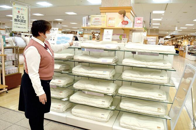 「肩こりや腰痛で眠りが浅いという人は、まずは枕を見直してみたら」と話す斎藤さん