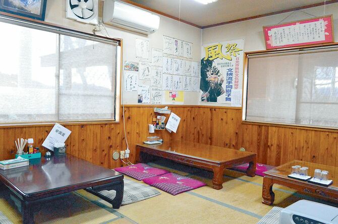 店内の壁は、ロケで訪れた芸能人のサインでいっぱい