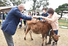 児童ら別れ惜しむ　育てた子牛の卒業式