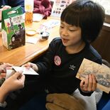 華やかに装飾された車内で「おめでとう」 SL大樹で卒業・卒園をお祝い …